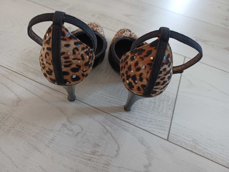 Czółenka panterkowe z cekinami