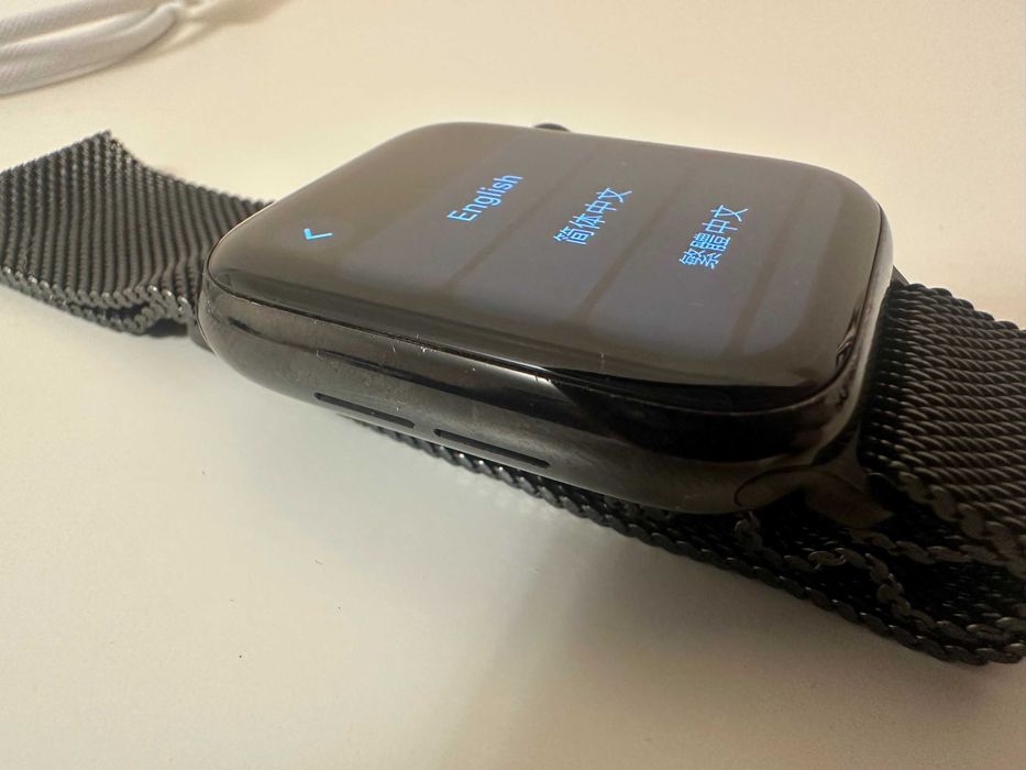 Apple Watch Series 4 – 44 мм з нержавіючої сталі з міланським ремінцем