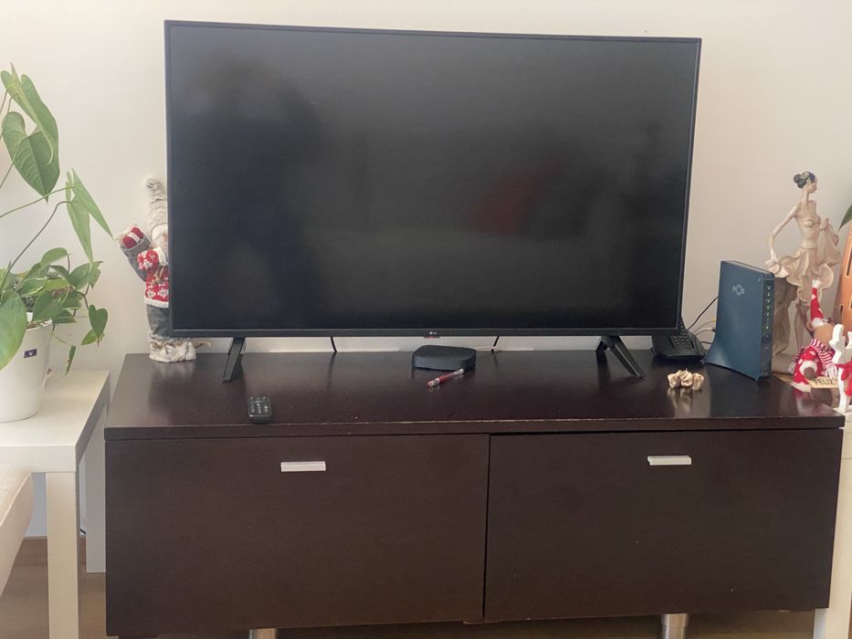 Móvel televisão com gavetas cor bengue