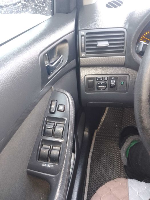 Тойота авенсіс 2005