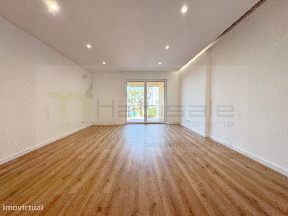 T2 totalmente remodelado com parqueamento no Centro da Parede