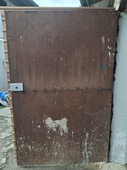 Двері зелізні ширина однієї частини 1.25 висота 1.95.