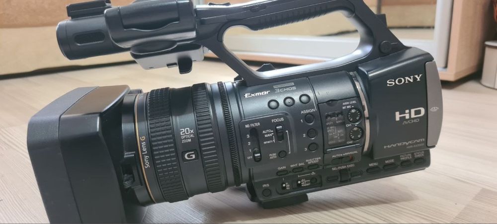 Видеокамера Sony AX2000E