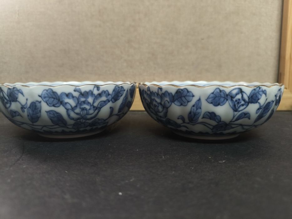 2 Taças Porcelana Azul e Branca Borda Dourada. 
Um par requintado de t