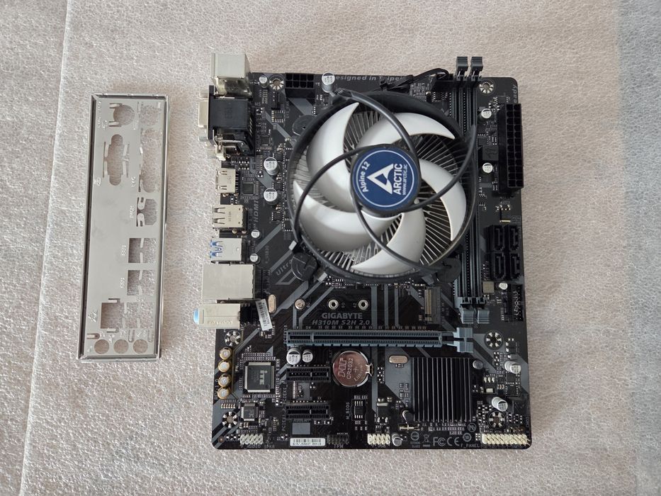 Комплект s1151 Gigabyte H310M S2H 2.0 + i3-8100 материнка і процесор