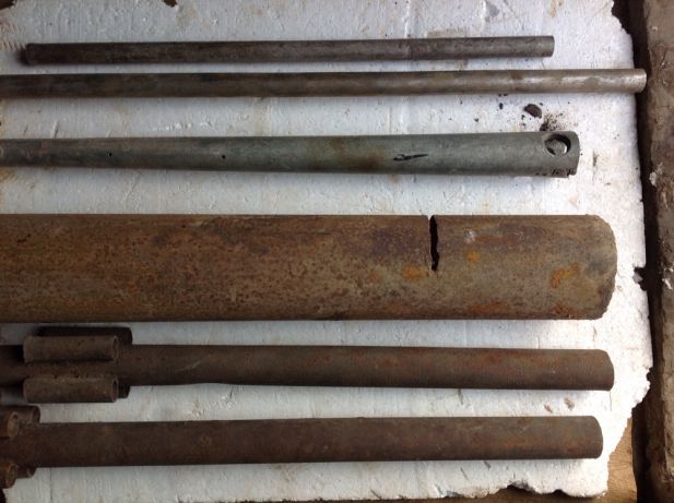 Куски труб пластины чугунных разной длины и диаметра
