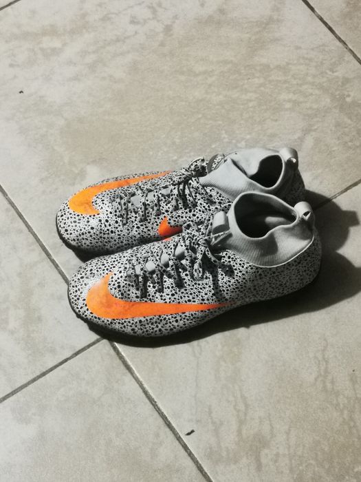 Chuteiras e sapatilhas em bom estado!