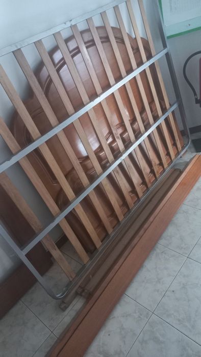 Cama de casal em madeira