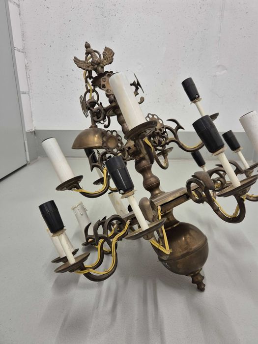 Zabytkowy mosiężny żyrandol z orłem w koronie orzeł