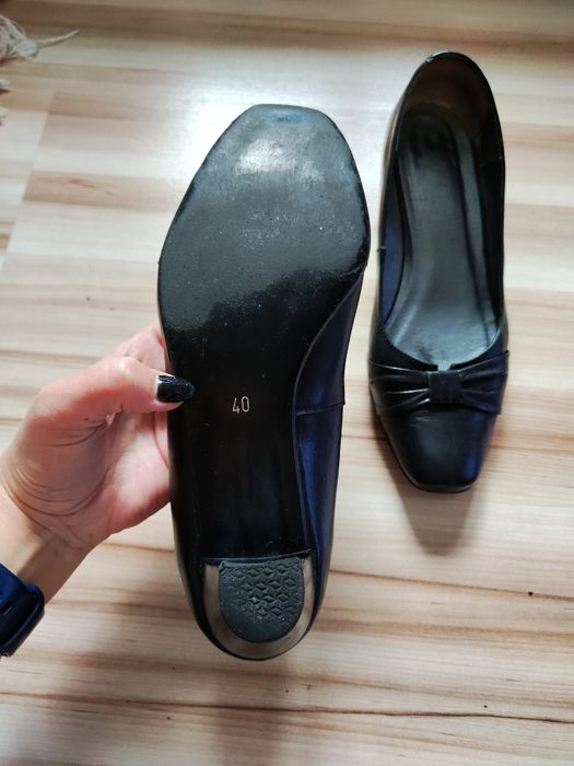 Czarne buty na niskim obcasie