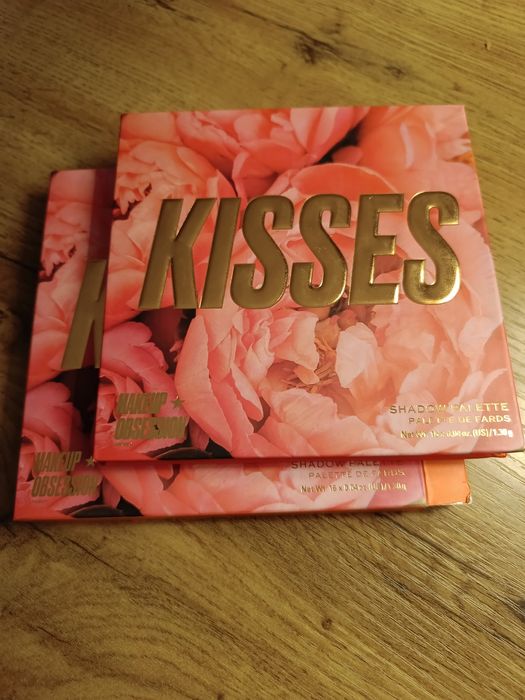 Paleta 16 cieni firmy  Makeup Obsession.