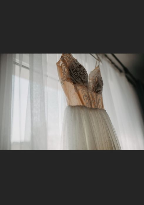 Suknia ślubna z rozcięciem na nodze