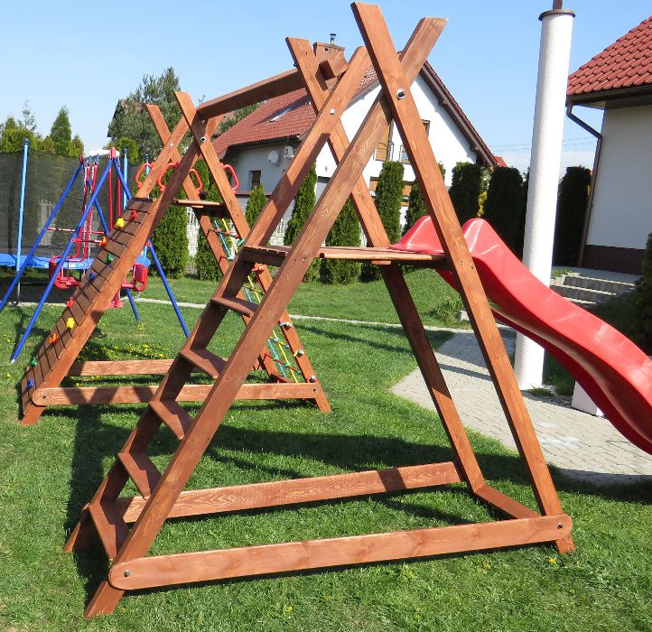 Plac zabaw; Huśtawka, ścianka wspinaczkowa, podest pod ślizg
