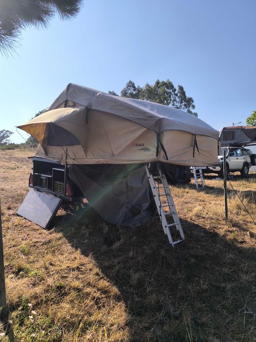 Atrelado camper com tenda de tejadilho