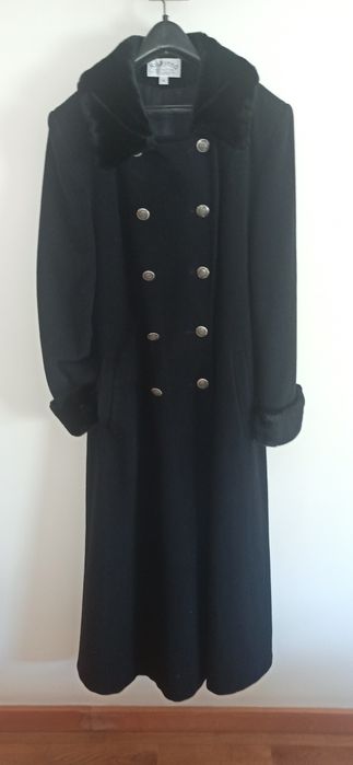 Casaco preto cumprindo preto de pura lã