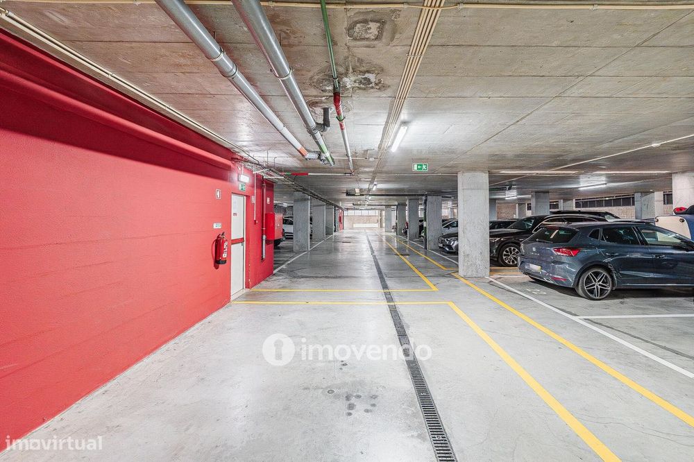 Apartamento T3, com estacionamento e terraço, em Loures