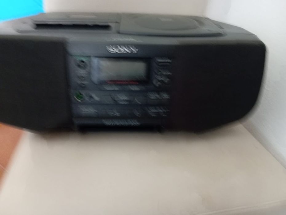 Vendo rádio de música da para por CDs e cassete