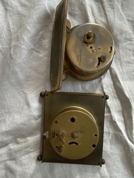 Dois relogios vintage de mesa