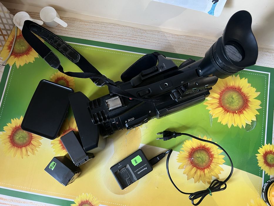 Відеокамера Panasonic AG-HMC154ER б/у 1400h 4 карти памʼяті до неї