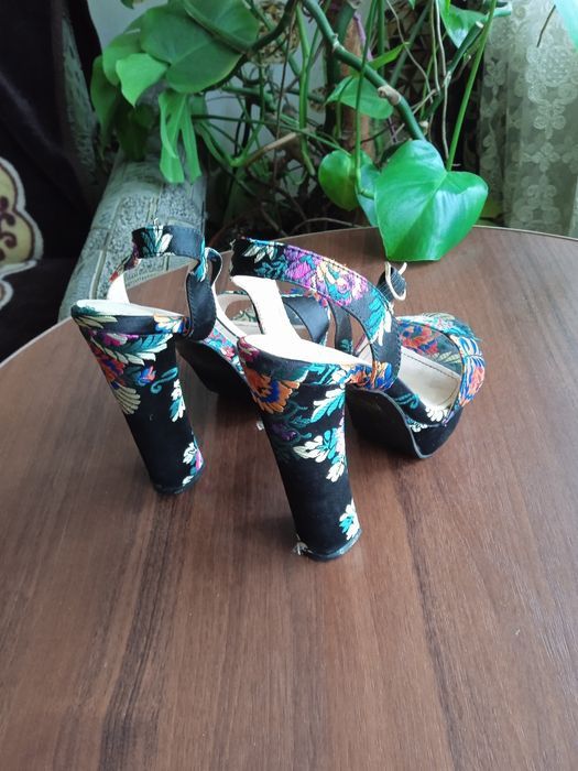 Продам босоніжки