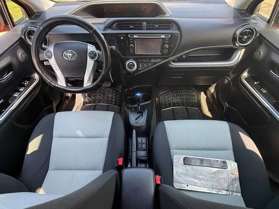 Toyota Prius c      2016