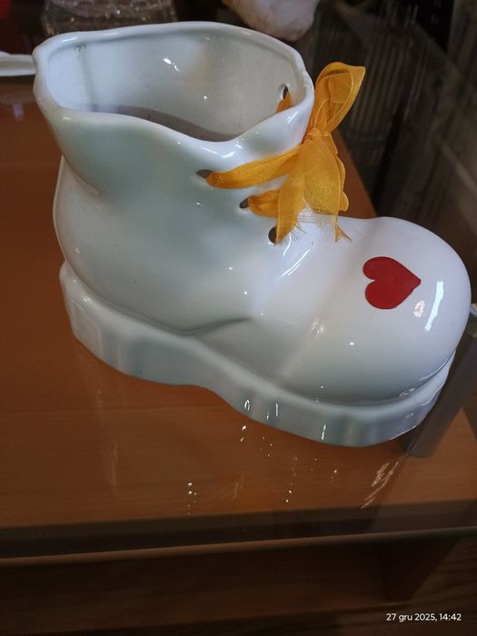 Ozdobny porcelanowy but