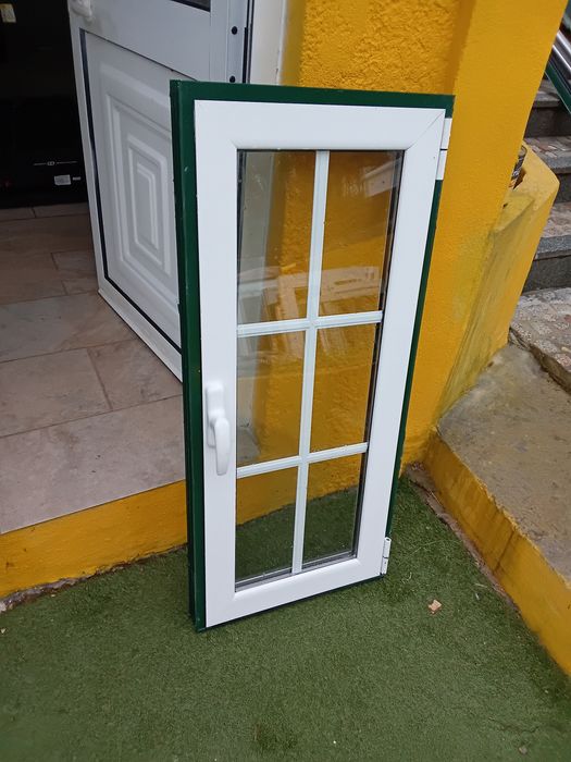 Janela alumínio branco vidro duplo quadriculado abrir oscilobatente