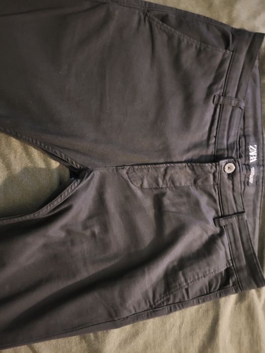 Chinos Zara pretos e calças pretas com riscas