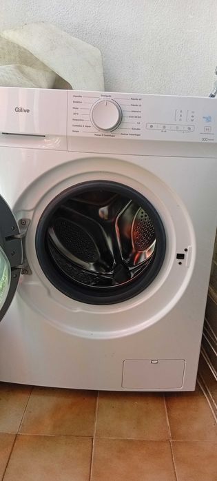 Máquina de lavar roupa e microondas