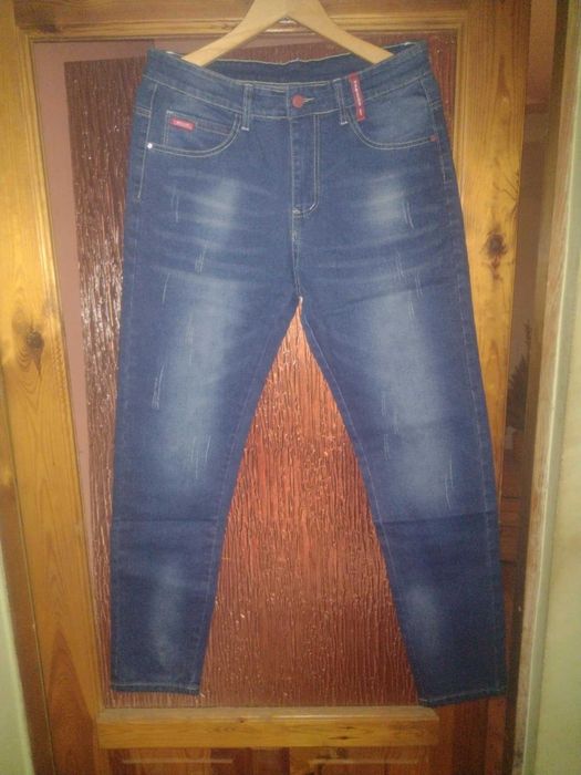 niebieskie dżinsy