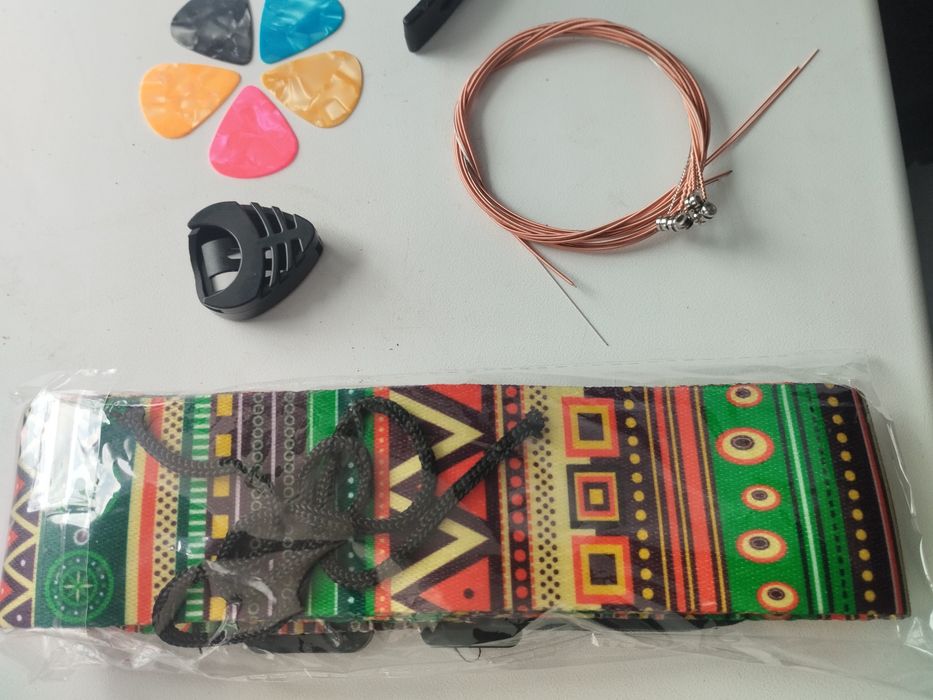 Струны для гитары ремень  медиатор каподастр на шести струнную гитару