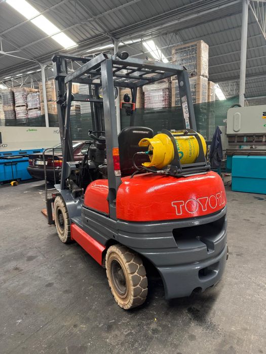 Empilhador Toyota 2500kg GPL