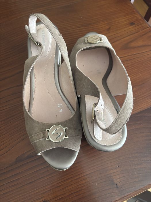 Sandalias de cunha  em tons claros, numero 38. Quase novas,