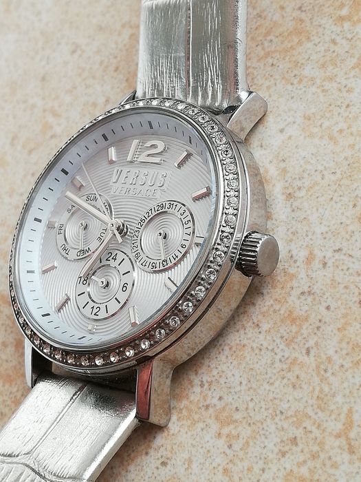 Женские часы Versus Versace.
