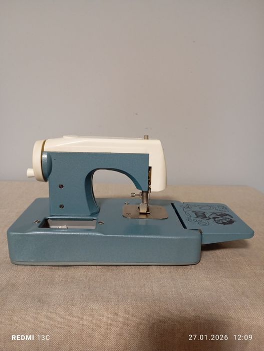 Детская швейная машинка Дніпряночка