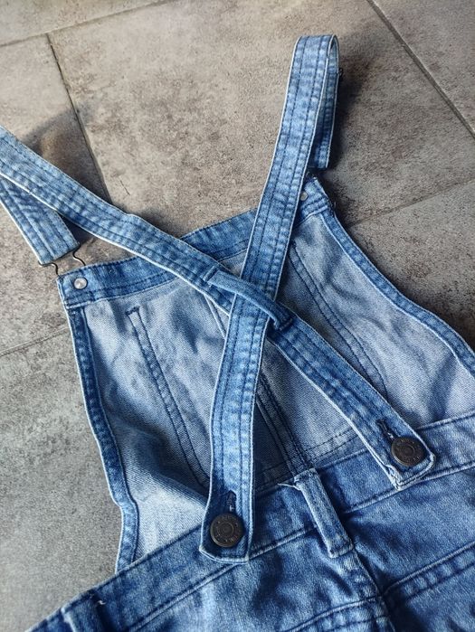 Spodnie jeans na szelkach ogrodniczki