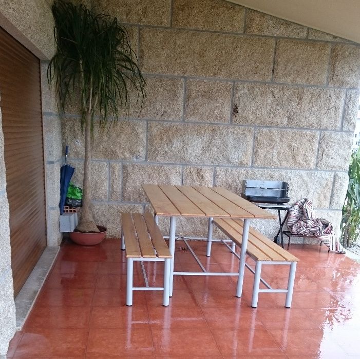 Mesa com 2 bancos em madeira, Nova