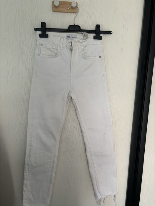 Biale spodnie jeansowe zara