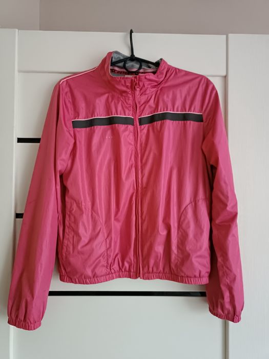 Рожева куртка вітровка