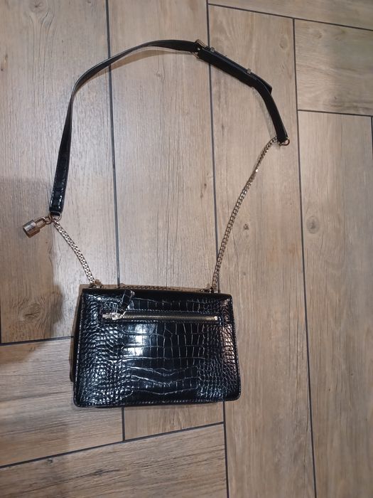 Torebka Guess na łańcuszku czarna