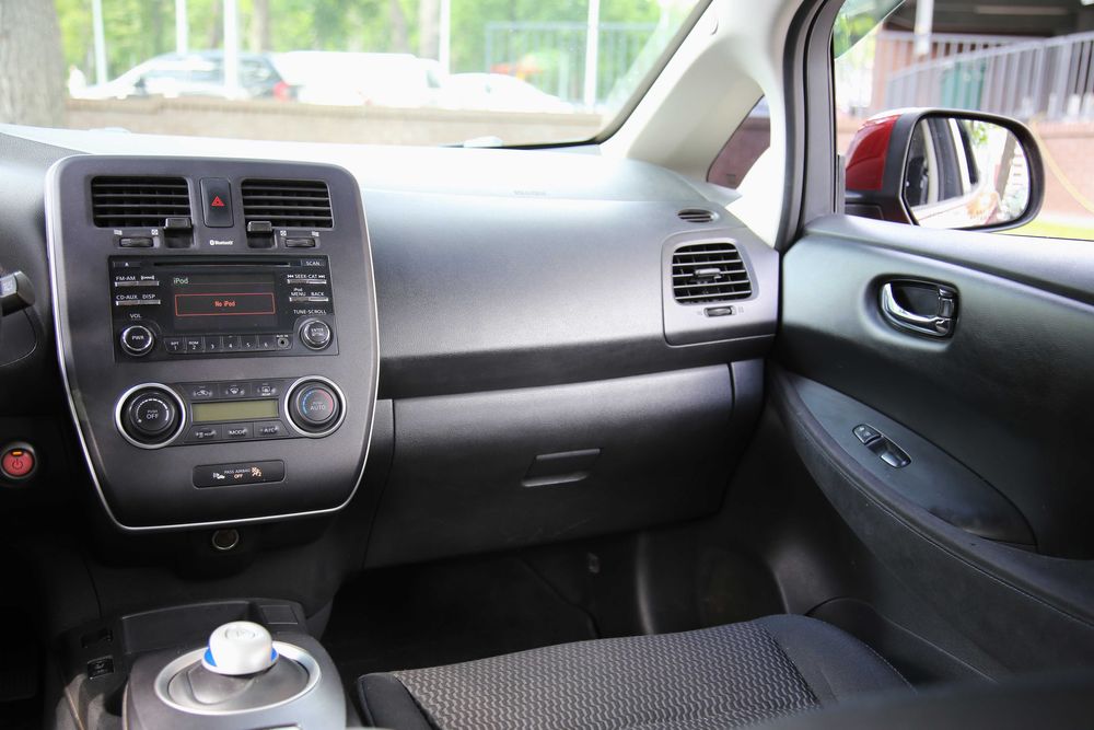 Продам Nissan Leaf