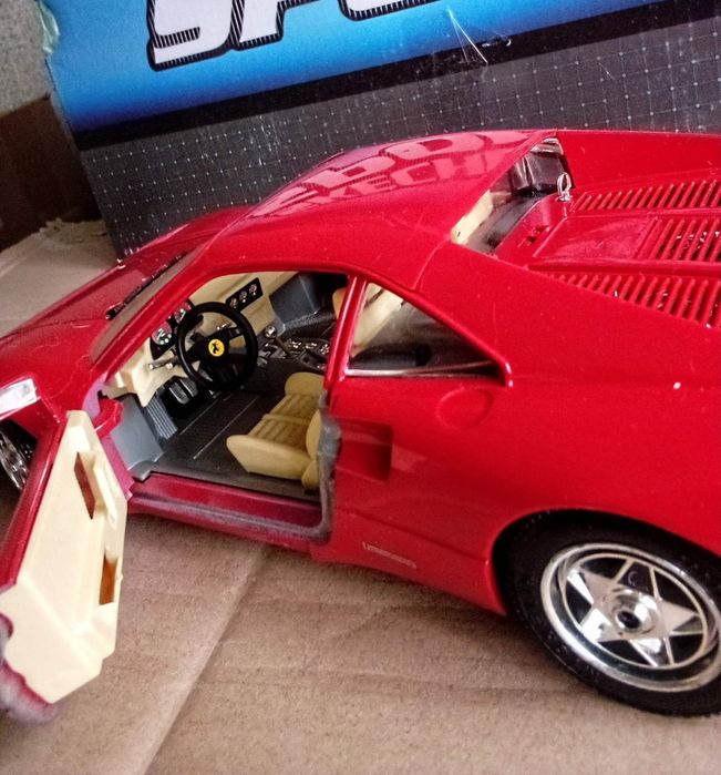Ferrari 288 GTO  Bburago масштабом 1:18.