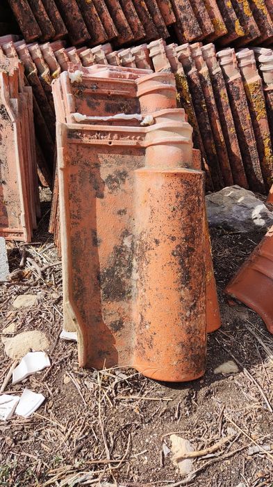 Telha de cerâmica usada marca outeiro da cabeçaa
