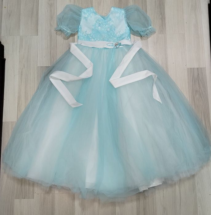 Нарядные пишне платья на дівчинку 122-128