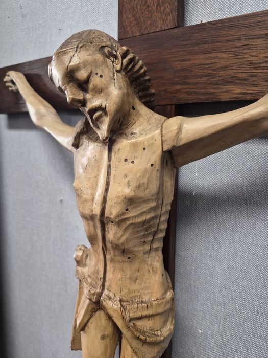Crucifixo Antigo em Madeira Esculpida (Século XIX) - Arte Sacra.