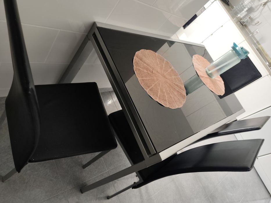 Mesa de jantar extensível em vidro preto com cadeiras