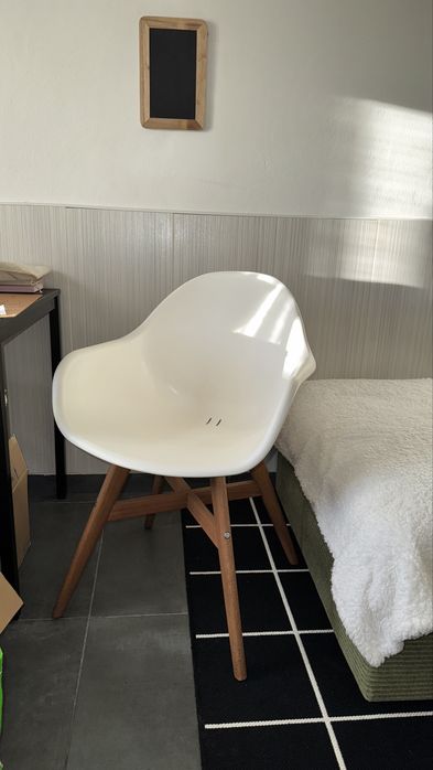 Cadeira Branca IKEA c/ Pés de madeira