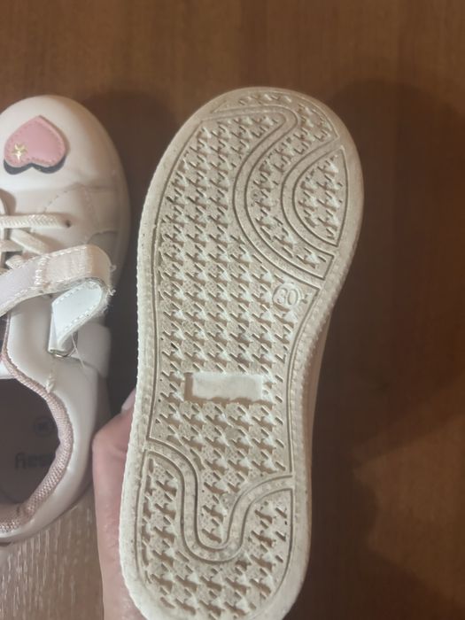 Кросівки на дівчинку