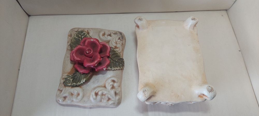 Caixa decorativa com rosa em relevo — 8 €