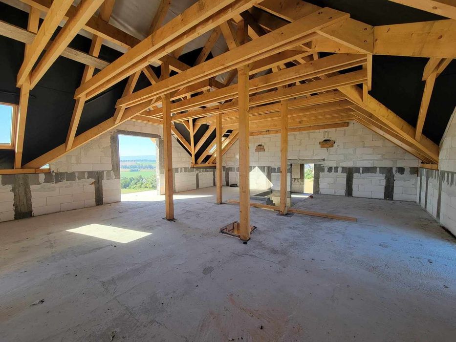 Malowniczo położony dom na wzgórzu